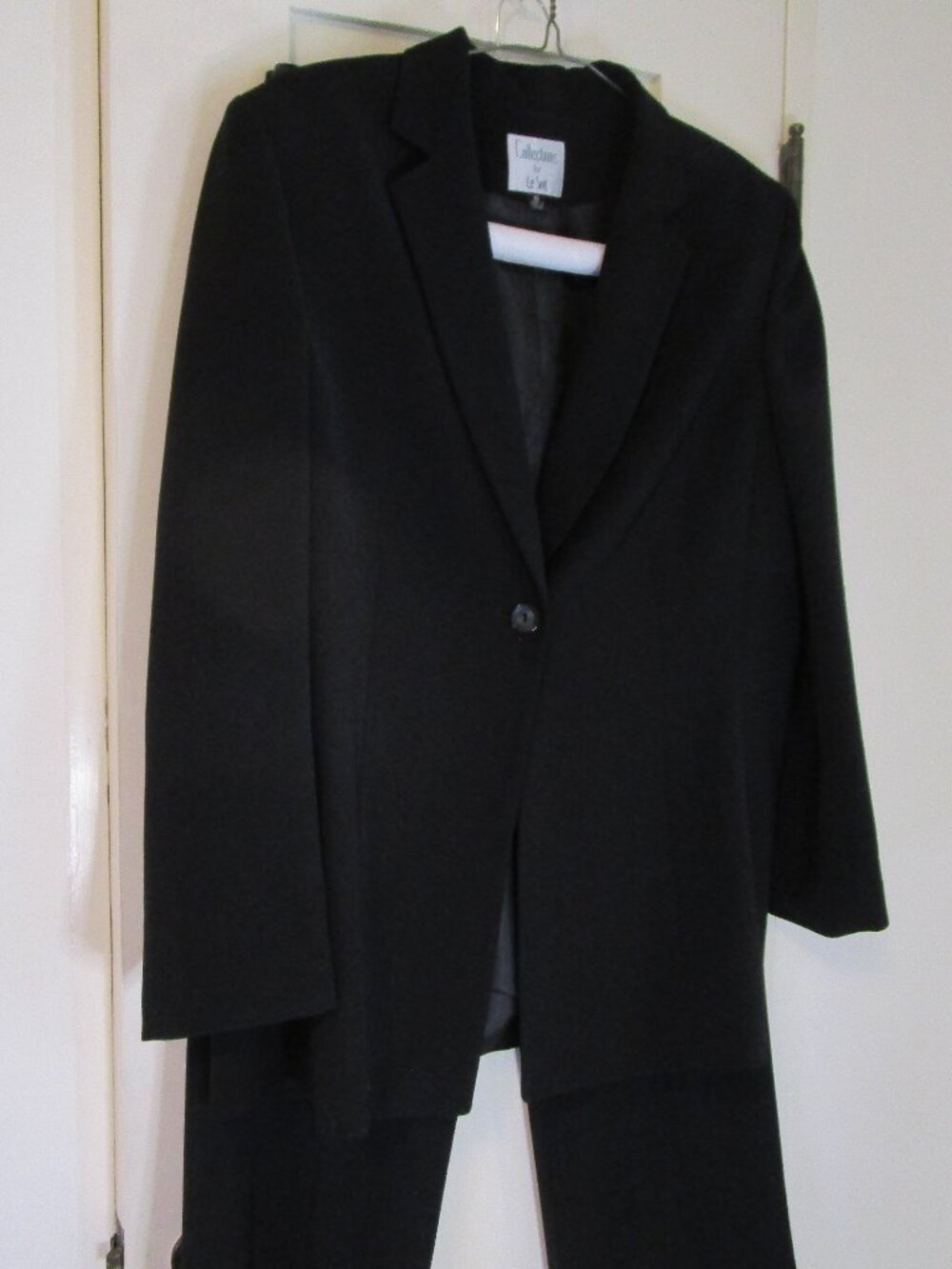 Black Suit set; size 18 jacket and pants, Le Suit. New with out tags.